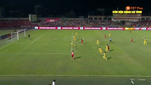 Kiếm được 3 điểm từ láng giềng Hà Tĩnh, SLNA nhiều cơ hội trụ hạng ảnh 11