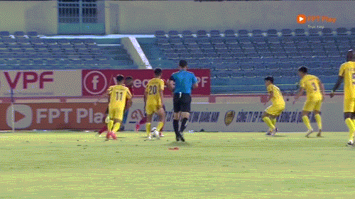 Thua đậm CAHN, Quảng Nam bấp bênh trong cuộc đua trụ hạng ảnh 18