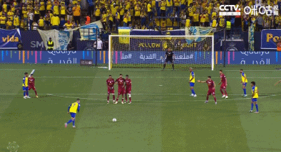 Cú đá phạt đưa bóng đi rất lạng của Ronaldo Cú đá phạt đưa bóng đi rất lạng của Ronaldo