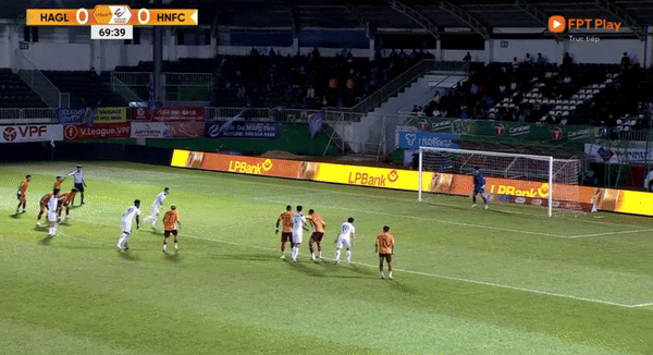 Bobicanec thực hiện cú đá 11 mét mở điểm cho Hà Nội FC