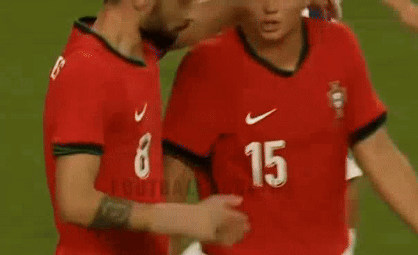 Pha sút xa nâng tỷ số lên 3-0 của Bruno Pha sút xa nâng tỷ số lên 3-0 của Bruno