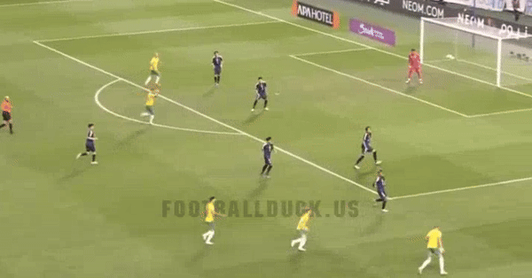 Tình huống Taniguchi lúng túng phản lưới nhà