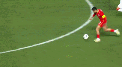 Bàn phản lưới khó đỡ của hậu vệ Kyrgyzstan