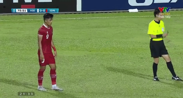 Một trong những pha bóng đáng tiếc nhất của Indonesia