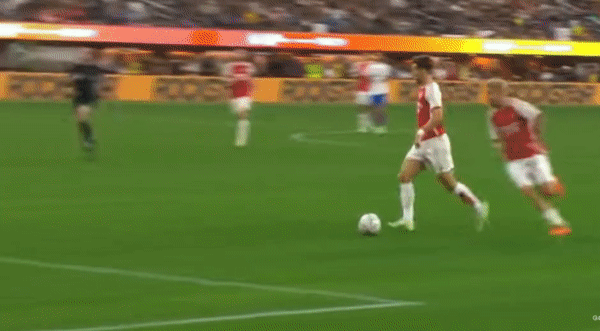 Bàn thắng thứ 2 trong trận của Trossard