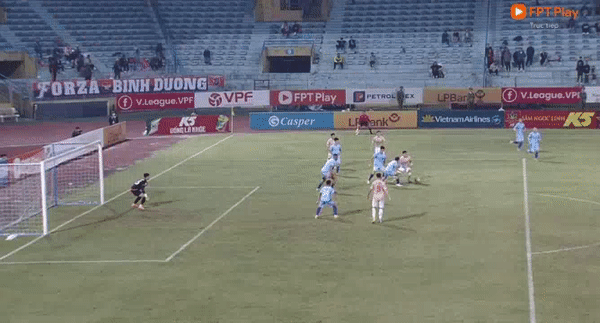 Quang Hải ghi bàn, GĐKT Trần Tiến Đại nhận thẻ đỏ trong ngày CAHN đại thắng Bình Dương ảnh 35