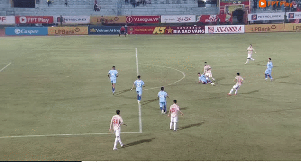 Quang Hải ghi bàn, GĐKT Trần Tiến Đại nhận thẻ đỏ trong ngày CAHN đại thắng Bình Dương ảnh 33