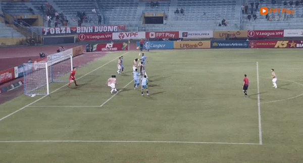 Quang Hải ghi bàn, GĐKT Trần Tiến Đại nhận thẻ đỏ trong ngày CAHN đại thắng Bình Dương ảnh 17