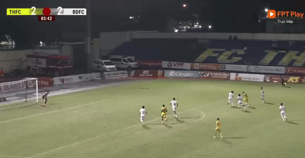 Tình huống đổ người chậm của thủ môn Bình Dương