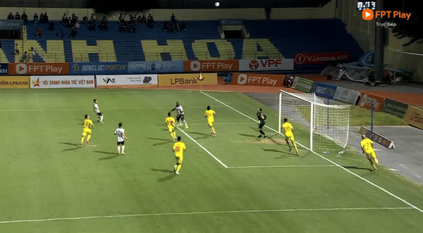 Thắng tối thiểu SHB Đà Nẵng, Đông Á Thanh Hoá tiếp tục dẫn đầu LPBank V-League ảnh 4