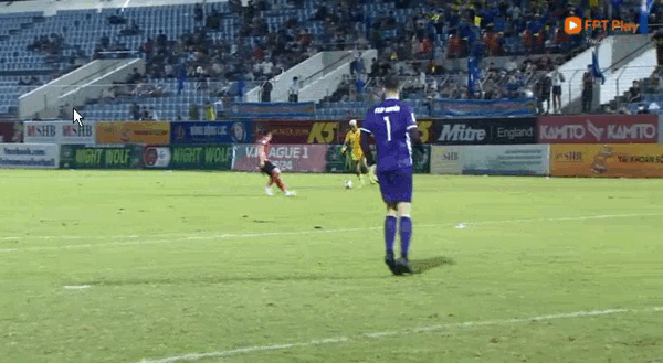 Văn Thanh nhận thẻ đỏ, CAHN thua sốc trên sân Quảng Nam ảnh 11 Văn Thanh nhận thẻ đỏ, CAHN thua sốc trên sân Quảng Nam ảnh 11