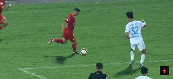 Pha bóng chạm tay của cầu thủ Nam Định cuối trận