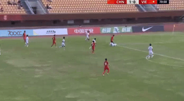 Hậu vệ Việt Nam phá bóng hụt để đối thủ nâng tỷ số lên 2-0