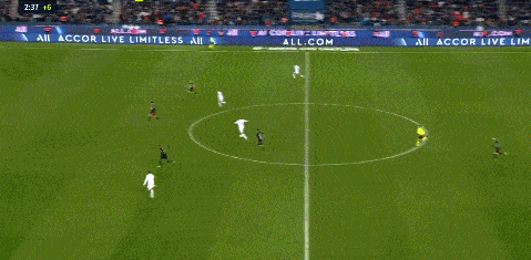 Messi tạo cơ hội cho Mbappe ghi bàn