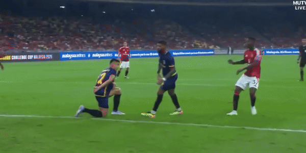 Hoàng Đức, Duy Mạnh và đồng đội đánh bại các ngôi sao MU ảnh 11