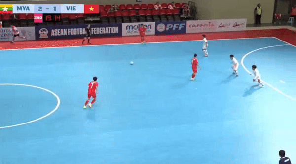 Siêu phẩm sút xa của Phương Anh