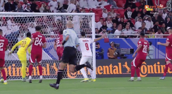 Pha ngả người móc bóng ghi bàn của Azmoun