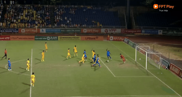 Quảng Nam và SLNA níu chân nhau trong cuộc đua trụ hạng ảnh 7 Quảng Nam và SLNA níu chân nhau trong cuộc đua trụ hạng ảnh 7