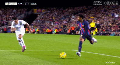 Kessie đệm bóng ấn định tỷ số 2-1