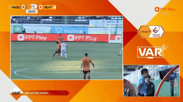 Khoảnh khắc Quang Nho đá vào chân cầu thủ Hà Tĩnh