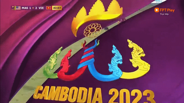 Pha vào bóng khiến Malaysia phải nhận thẻ đỏ thứ 2