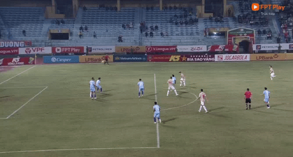 Quang Hải ghi bàn, GĐKT Trần Tiến Đại nhận thẻ đỏ trong ngày CAHN đại thắng Bình Dương ảnh 25