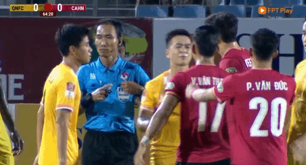 Văn Thanh nhận thẻ đỏ, CAHN thua sốc trên sân Quảng Nam ảnh 9 Văn Thanh nhận thẻ đỏ, CAHN thua sốc trên sân Quảng Nam ảnh 9