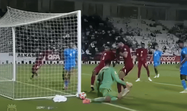 Pha bóng tranh cãi của trận đấu