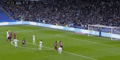 Real mở tỷ số, Benzema có bàn thắng thứ 300