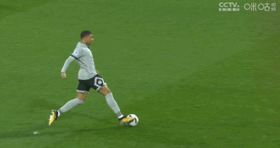 Pha qua người và ghi bàn đơn giản của Mbappe