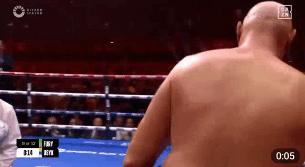 Fury choáng váng khi liên tiếp bị đối thủ tấn công ở hiệp 9 Fury choáng váng khi liên tiếp bị đối thủ tấn công ở hiệp 9