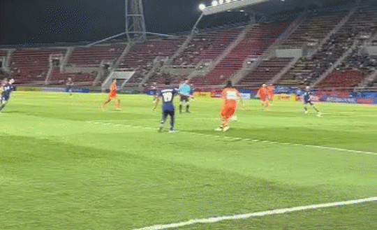 Cầu thủ Thái Lan đá vào chân đối thủ, sau đó tiếp tục phối hợp giúp đội nhà ghi bàn