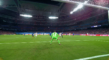 Bàn thắng dễ dàng của Benzema