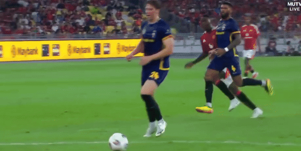 Hoàng Đức, Duy Mạnh và đồng đội đánh bại các ngôi sao MU ảnh 10