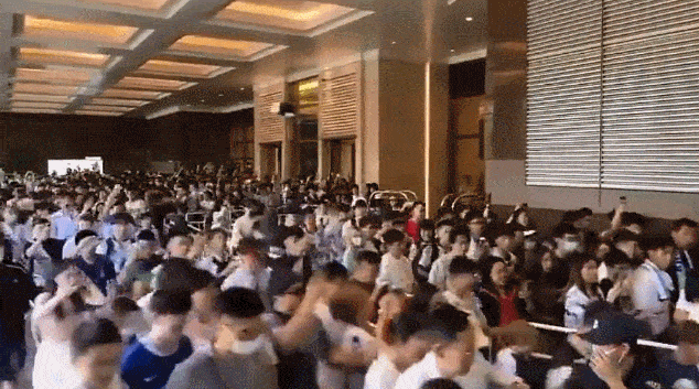 Bên ngoài, hàng trăm NHM vẫn kiên nhẫn chờ Messi Bên ngoài, hàng trăm NHM vẫn kiên nhẫn chờ Messi