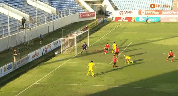 Văn Thanh nhận thẻ đỏ, CAHN thua sốc trên sân Quảng Nam ảnh 3 Văn Thanh nhận thẻ đỏ, CAHN thua sốc trên sân Quảng Nam ảnh 3