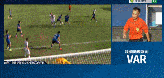 Trọng tài trở lại sân sau khi xem VAR... giả vờ Trọng tài trở lại sân sau khi xem VAR... giả vờ