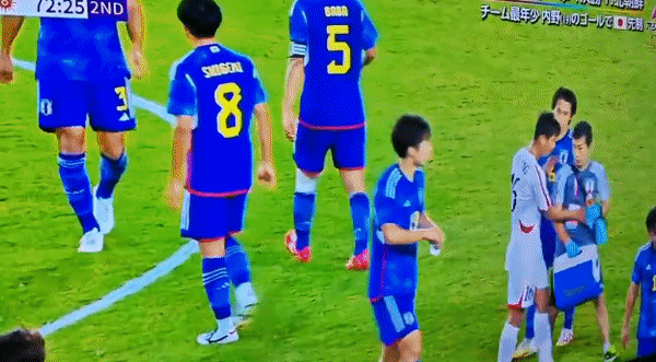 Cầu thủ đội Olympic Triều Tiên định tát nhân viên y tế của Nhật Bản