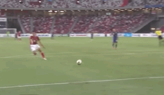 Pha phạm lỗi khá rõ của Indonesia nhưng không có penalty cho Singapore