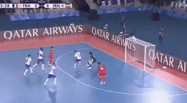 Ông Miguel không hài lòng về thái độ thi đấu của Pháp và Iran, điển hình như pha bóng hờ hững này của hàng thủ ĐT Pháp