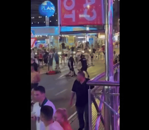 2 CĐV nằm bất động sau khi bị đấm vào đầu