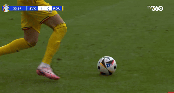 Pha va chạm đầu tiên diễn ra ngoài vòng cấm