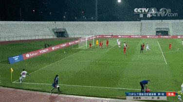 Các hậu vệ Trung Quốc đứng nhìn đối thủ sút tung lưới Các hậu vệ Trung Quốc đứng nhìn đối thủ sút tung lưới