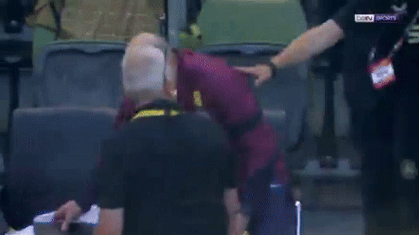 Khoảnh khắc HLV Carsley ngồi nhầm ghế