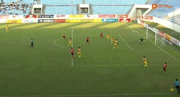 Văn Thanh nhận thẻ đỏ, CAHN thua sốc trên sân Quảng Nam ảnh 4 Văn Thanh nhận thẻ đỏ, CAHN thua sốc trên sân Quảng Nam ảnh 4