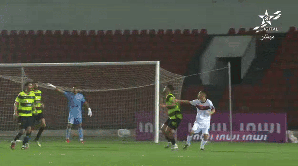 Tình huống cầu thủ Chabab ngã ra rất vô duyên