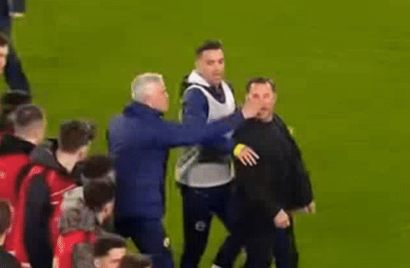 Khoảnh khắc HLV Galatasaray bị Mourinho tấn công