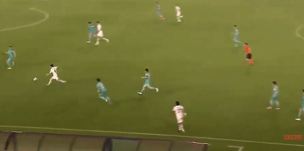 Văn Toàn dứt điểm ra ngoài ở tư thế rất thoáng Văn Toàn dứt điểm ra ngoài ở tư thế rất thoáng