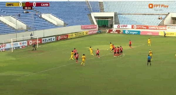 Văn Thanh nhận thẻ đỏ, CAHN thua sốc trên sân Quảng Nam ảnh 6 Văn Thanh nhận thẻ đỏ, CAHN thua sốc trên sân Quảng Nam ảnh 6