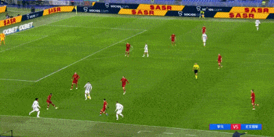 Cú chạm đầu kiến tạo cho đối thủ của Smalling Cú chạm đầu kiến tạo cho đối thủ của Smalling